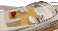Model motorovej jachty z dreva, kovu a kože – 90 × 38 × 23 cm