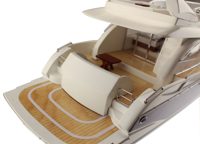 Model motorovej jachty z dreva, kovu a kože – 90 × 38 × 23 cm