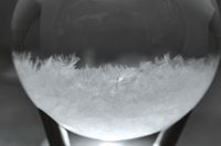 Búrkové sklo v tvare gule s LED svetlom na drevenom podstavci – výška 15 cm