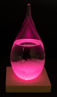Búrkové sklo v tvare kvapky s LED svetlom na drevenom podstavci – výška 21 cm