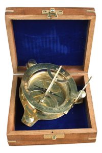 Slnečné hodiny s kompasom, mosadz – priemer 11 cm, v drevenej krabičke