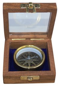 Kompas s 3D veternou ružicou, mosadz – priemer 5,7 cm, v drevenej krabičke