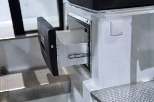 BUSTER MAGNUM CABIN 2024 motorový čln hliníkový 7,58 m + YAMAHA F300 XCB – Obrázok 17