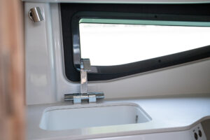 YAMARIN 80 DC 2024 motorový čln F300XSB2 – Obrázok 26