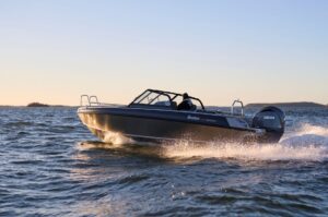 BUSTER SUPERMAGNUM 2024 motorový čln hliníkový 7,70 m + YAMAHA F300 XSB – Obrázok 1