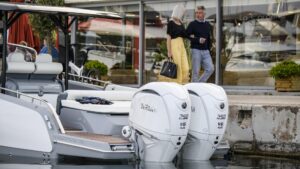 YAMAHA FL250 US2 (SBW) závesný lodný motor biely - dĺžka hriadeľa 30" / 76,2 cm (opačná rotácia vrtule) – Obrázok 8