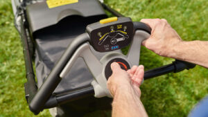 HONDA KOMFORT HRX 476 VK - benzínová kosačka 47cm, autosytič, plastové šasi, variabilná rýchlosť pojazdu, Versamow mulčovanie – Obrázok 5